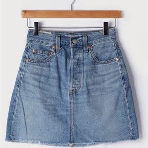 Levi’s ribcage medium wash denim high-rise mini skirt